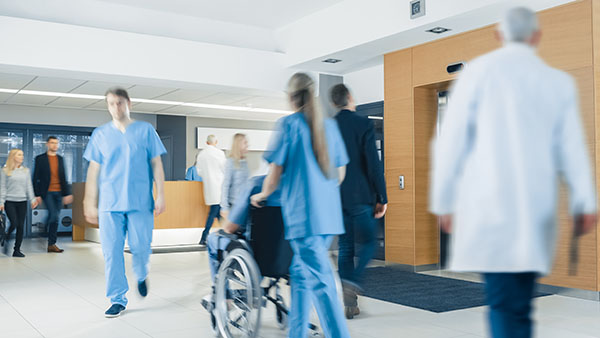 ¿Por qué todavía se utilizan buscapersonas en los hospitales y cuál es la alternativa?